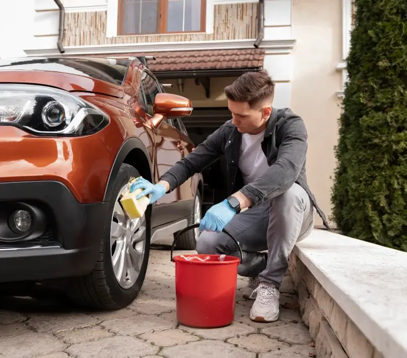 Lavage auto à domicile Salles-de-Barbezieux : professionnel intervenant sur un véhicule
